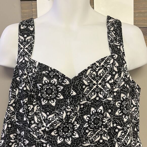 Torrid Black White Lace Print Sweetheart Peplum Top w/ Back Zipper-Size 2=2X - Picture 4 of 16